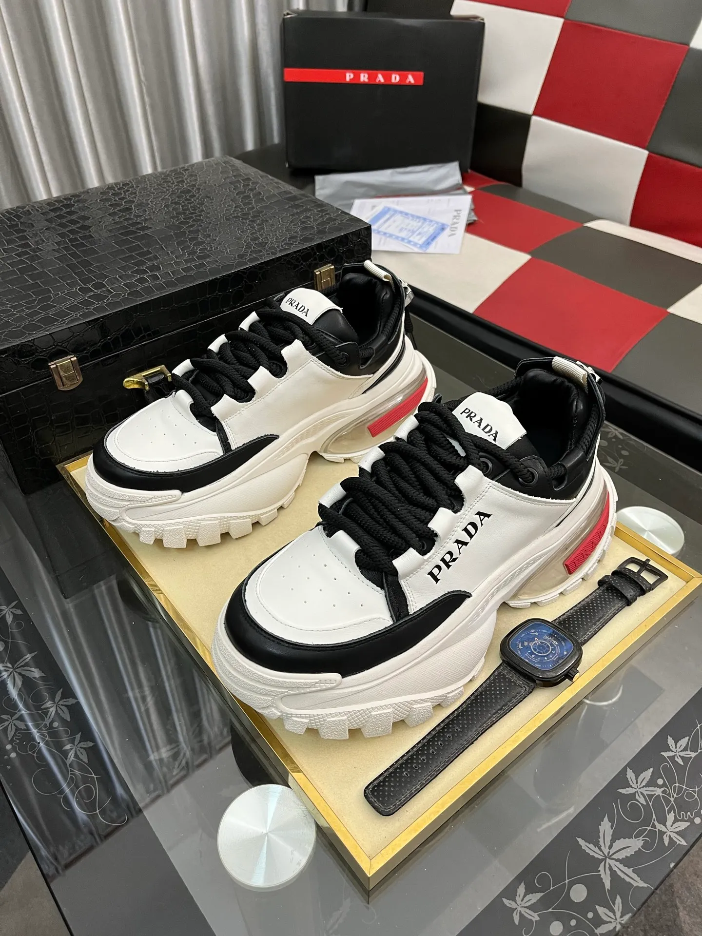 Men's shoes 💰: 800⌚️⌚️🔝High version The new PRADA (Prada) counters are launched simultaneously. The new men's shoes and 😘fabric are selected from first-layer cowhide and are made by pure handicrafts. Lining: Full cowhide lining. 👍🏿 High-end ☄️ air-cushion molded anti-slip rubber outsole, exquisite lines, simple and elegant, comfortable and high-end for leisure travel. Code number: 38 to 443️⃣Colors available